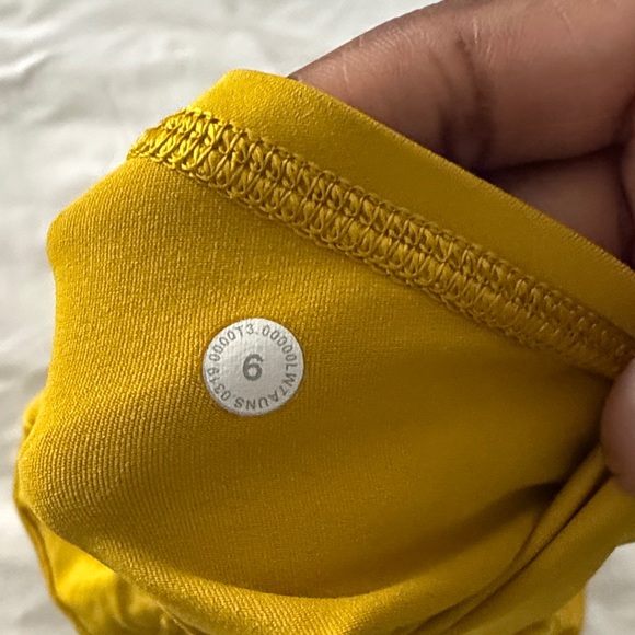 Lululemon Always Airy Run Short 3.5" Inseam in Honeycomb Golden Yellow Size 6 - Picture 9 of 9